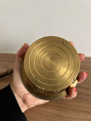 Mortero y mano de bronce antiguo