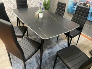 Mesa de comedor negra con 6 sillas acolchadas