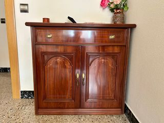 Cómoda de madera con detalles dorados