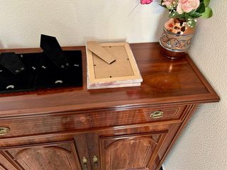 Cómoda de madera con detalles dorados