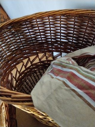 Cesta mimbre de 45x42 x39 ovalada con forro y tapa