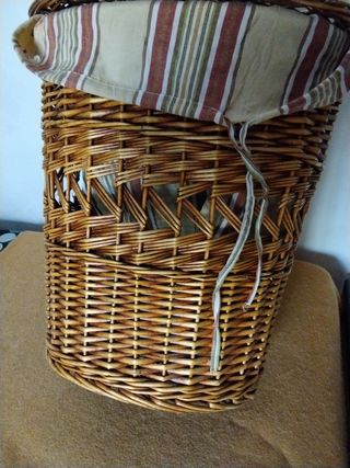 Cesta mimbre de 45x42 x39 ovalada con forro y tapa