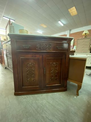 Mueble de madera con mármol