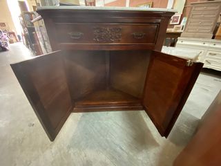 Mueble de madera con mármol