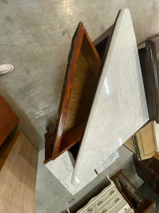 Mueble de madera con mármol