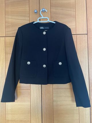 Blazer Zara corta negra botones joya