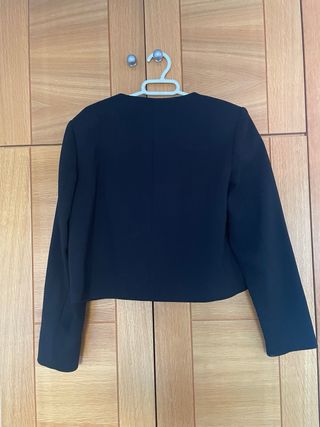 Blazer Zara corta negra botones joya