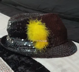 Sombrero negro con lentejuelas y plumas amarillas
