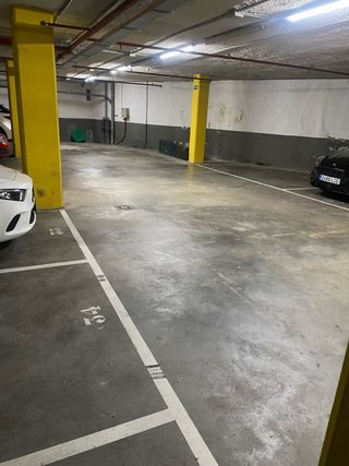 Alquilo plaza de parking - coche grande! 