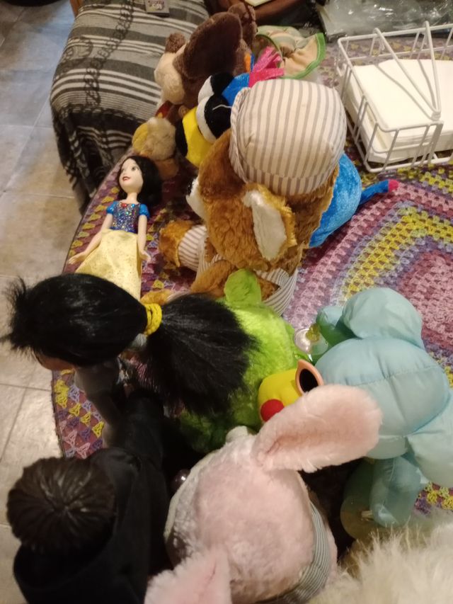 Lote de muñecos y peluches variados