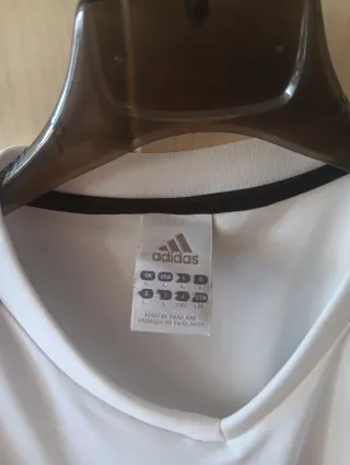 Camiseta Adidas cuello pico rayas negras Talla L