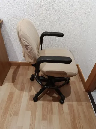 Silla de oficina giratoria beige y negra