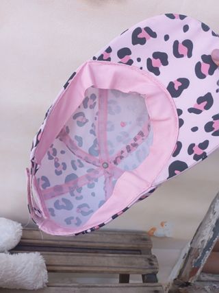 Gorra rosa con estampado de leopardo