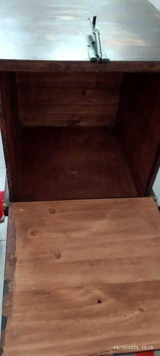 Mueble de madera y metal