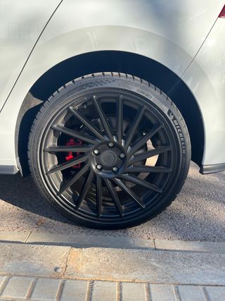 Llantas Keskin Negro Mate 19'' montadas en Golf 8 