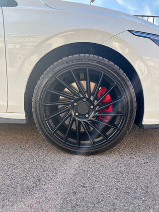 Llantas Keskin Negro Mate 19'' montadas en Golf 8 