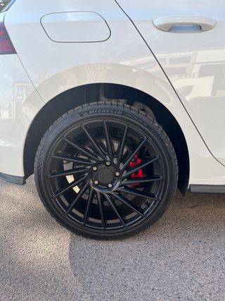 Llantas Keskin Negro Mate 19'' montadas en Golf 8 
