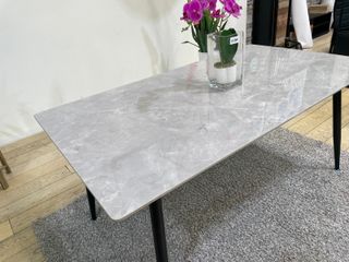 Mesa de Comedor de Cristal Templado con Efecto Mármol y Patas Metálicas