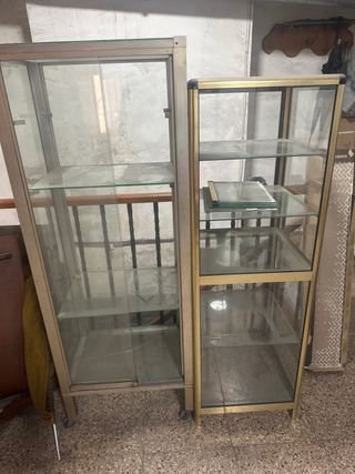 Estantería de cristal y metal dorada