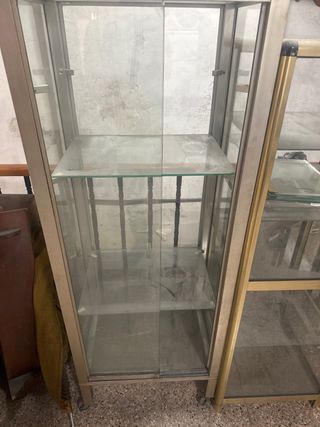 Estantería de cristal y metal dorada