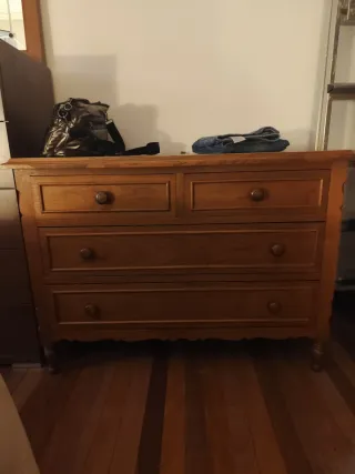 Cómoda de madera y 2 mesitas de noche 