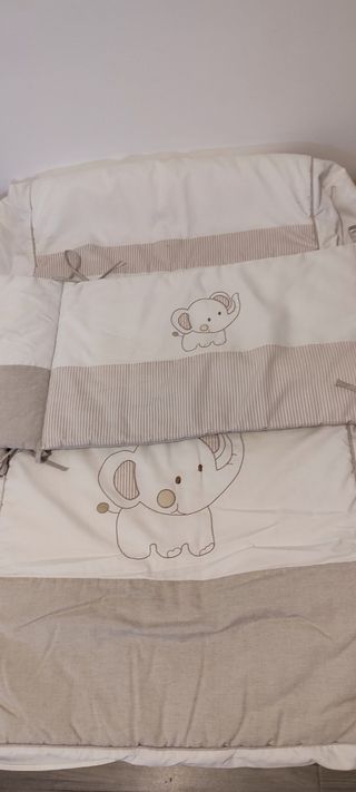 Protector de cuna con elefantes