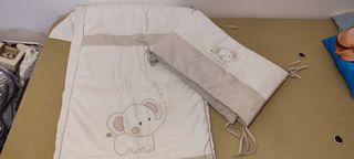Protector de cuna con elefantes