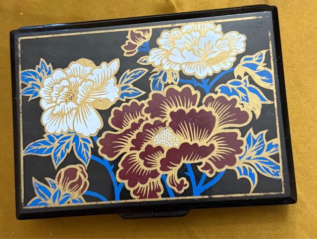 Antigua caja de pañuelos con espejo