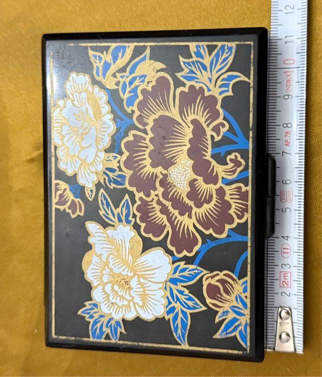 Antigua caja de pañuelos con espejo