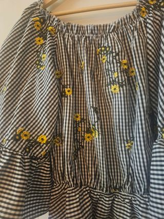 Blusa de cuadros con bordado floral