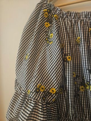 Blusa de cuadros con bordado floral