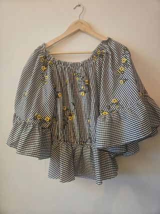Blusa de cuadros con bordado floral