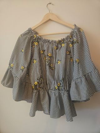 Blusa de cuadros con bordado floral