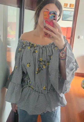 Blusa de cuadros con bordado floral