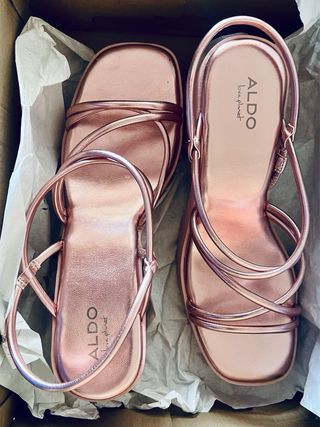 Sandalias Rosa Metalizado ALDO Talla 39
