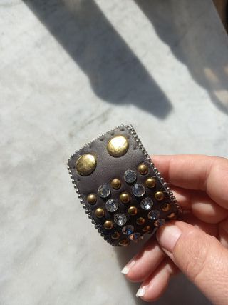 Bracciale polsino borchie e strass