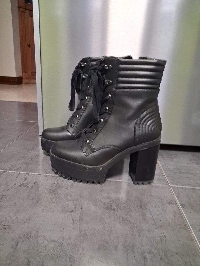 Botas negras con cordones y plataforma