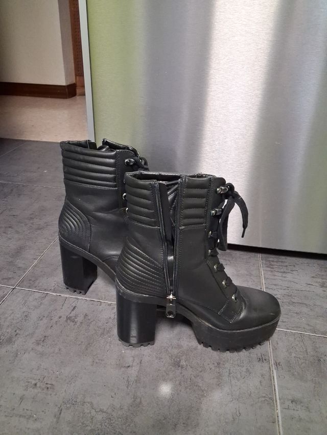 Botas negras con cordones y plataforma