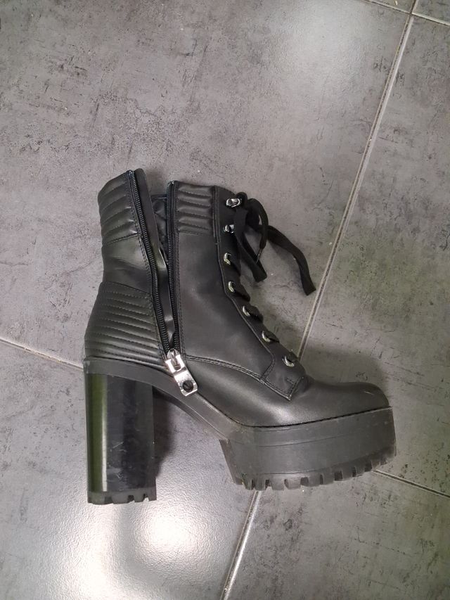 Botas negras con cordones y plataforma