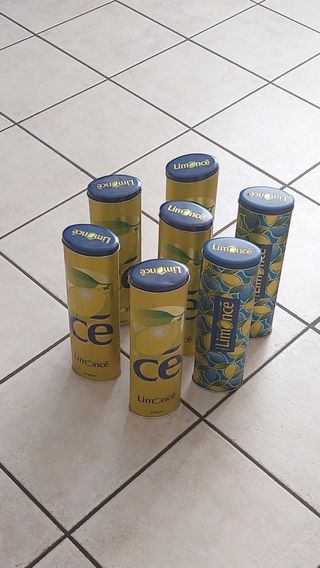 Scatole di latta Limoncè Stock