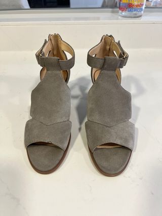 Sandalias Clarks ante tacón medio T.37