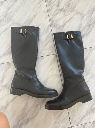 Botas altas negras con hebilla dorada