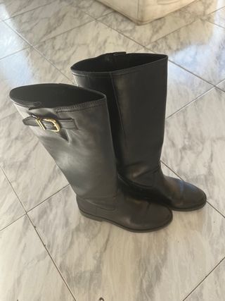 Botas altas negras con hebilla dorada