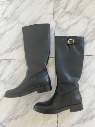 Botas altas negras con hebilla dorada