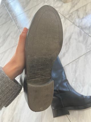 Botas altas negras con hebilla dorada