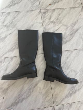 Botas altas negras con hebilla dorada