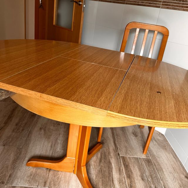 Mesa extensible redonda y sillas
