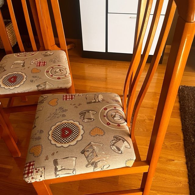 Mesa extensible redonda y sillas