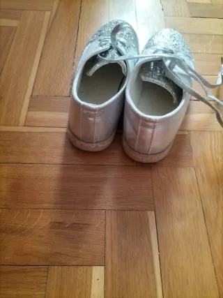 Zapatillas plateadas con brillo