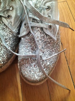Zapatillas plateadas con brillo